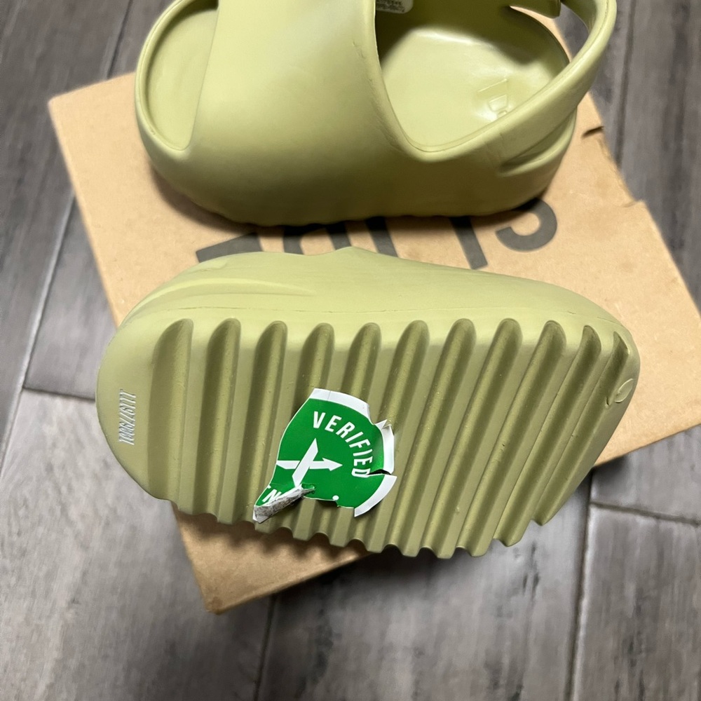Infant yeezy 4K slides